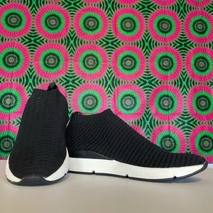 Skully sneaker Steve Madden. Never worn. 🖤 them!!